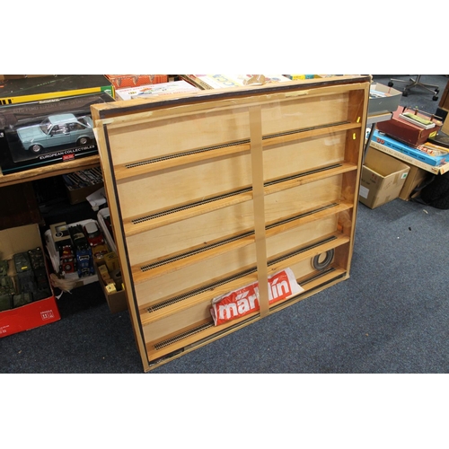 257 - Pine wall display case or transportation case with five shelves for model railways, 106cm x 92cm.