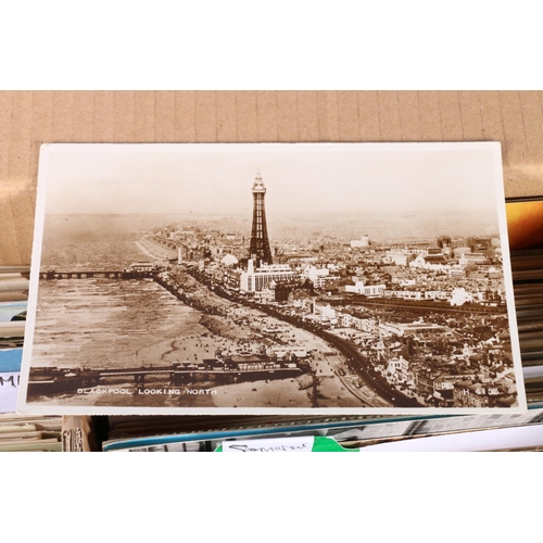 443 - Box containing approximately 1000 postcards, predominantly of English topographical interest, organi... 