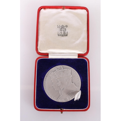 652 - George V silver jubilee medal 1935, larger size 55mm diameter, struck in silver, in fitted issue cas... 