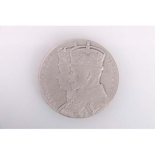 652 - George V silver jubilee medal 1935, larger size 55mm diameter, struck in silver, in fitted issue cas... 