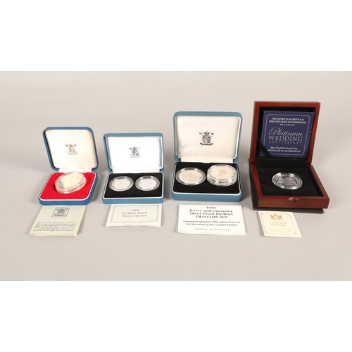 121 - Commemorative coins, including Queen's Elizabeth II's Silver Jubilee and coins commemorating the 50t... 