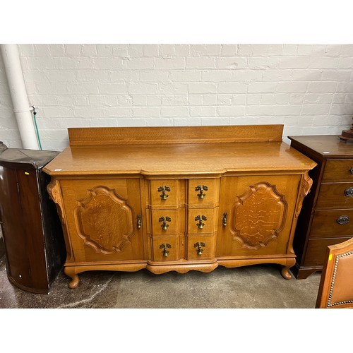 502 - 19th century light oak telescope dining table with two leaves, eight chairs & matching sideboard