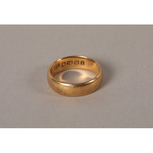 52 - 18 ct yellow gold band, size Mweight 5.4 grams