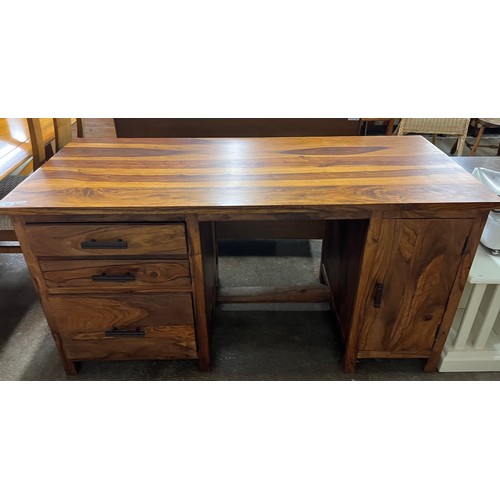 560 - Hardwood desk