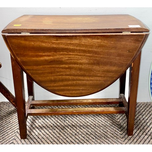 448 - Drop leaf tea table