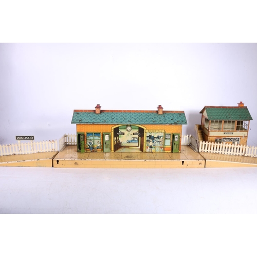 251 - Hornby Series O gauge model railway tinplate Windsor Station and Windsor Signal Box. (2)