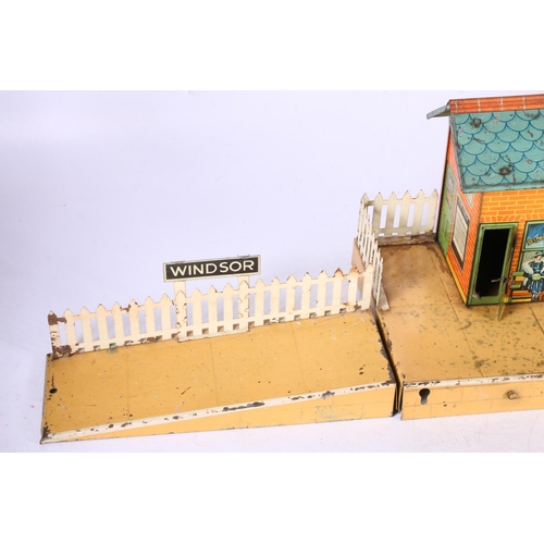 251 - Hornby Series O gauge model railway tinplate Windsor Station and Windsor Signal Box. (2)