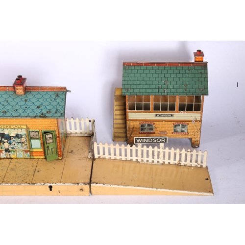 251 - Hornby Series O gauge model railway tinplate Windsor Station and Windsor Signal Box. (2)