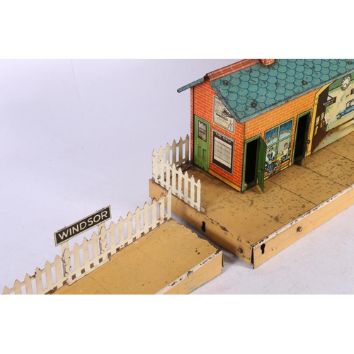 251 - Hornby Series O gauge model railway tinplate Windsor Station and Windsor Signal Box. (2)