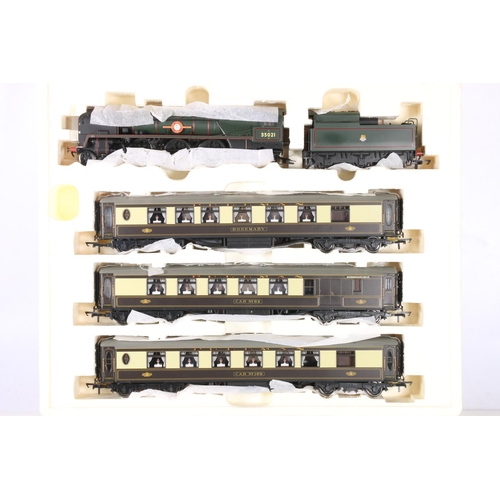 260 - Hornby OO gauge model railway R2300 Bournemouth Belle train pack with 4-6-2 New Zealand tender locom... 