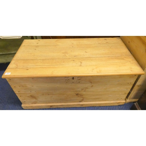 471 - Large antique pine bedding box.