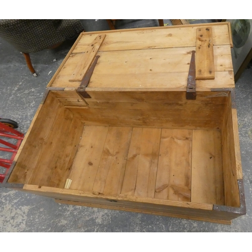 477 - Large antique pine bedding box. 99cm wide.