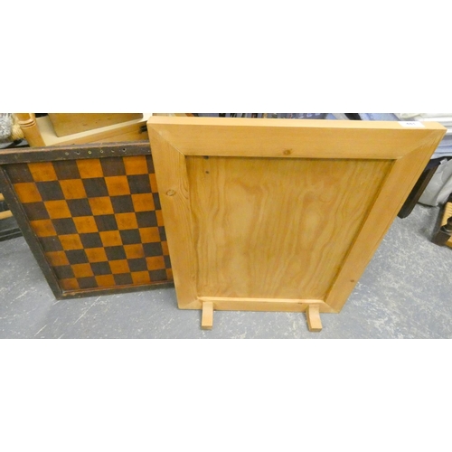 481 - Pine fire screen and vintage chess board.