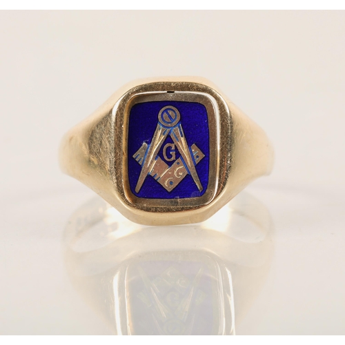 74 - 9ct gold Masonic ring with revolving head, underscore of head with 'C.S.' initials embossed, 4.9g.