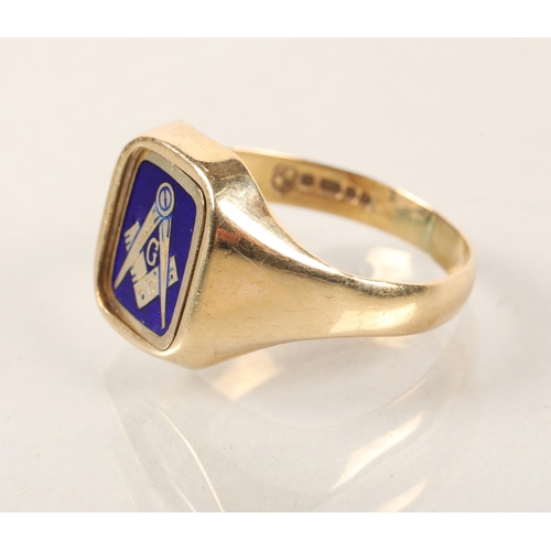 74 - 9ct gold Masonic ring with revolving head, underscore of head with 'C.S.' initials embossed, 4.9g.