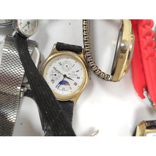 102 - Bag of vintage quartz and manual wind watches to include a Casio LCD watch, Citron etc.