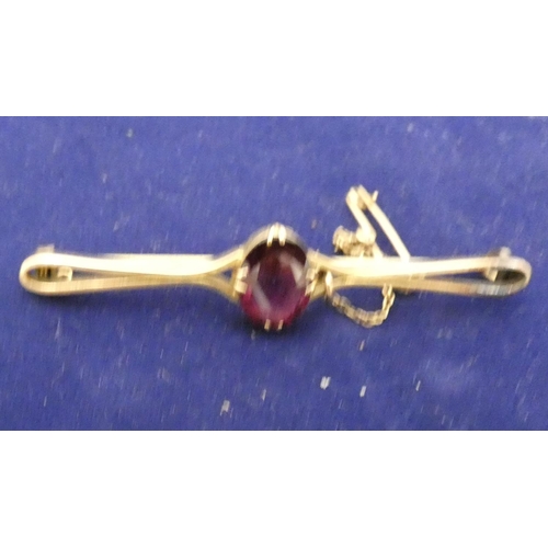 116 - Gold amethyst bar brooch. Weight 6.3g