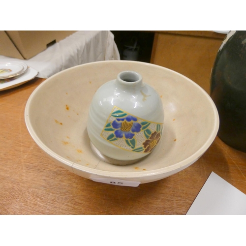 85 - Clarice Cliff bowl and Chinese squat pot 