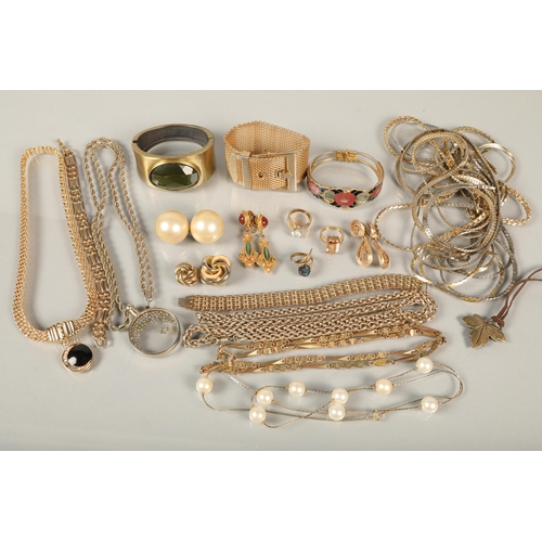 131 - Quantity of jewellery