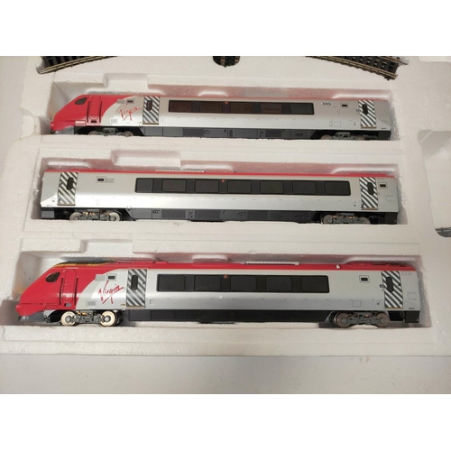 315 - Bachmann Branchline. Virgin Voyager OO scale 3 car electric train set, Class 220, boxed.... 