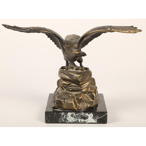 176 - Bronzed eagle on marble plinth, 16 cm high