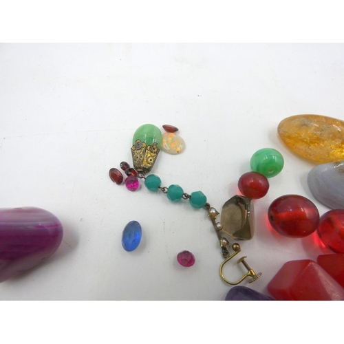 126 - Bag of loose stones to include garnets, opal, amber etc.