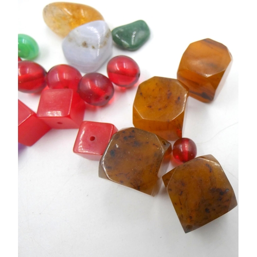 126 - Bag of loose stones to include garnets, opal, amber etc.