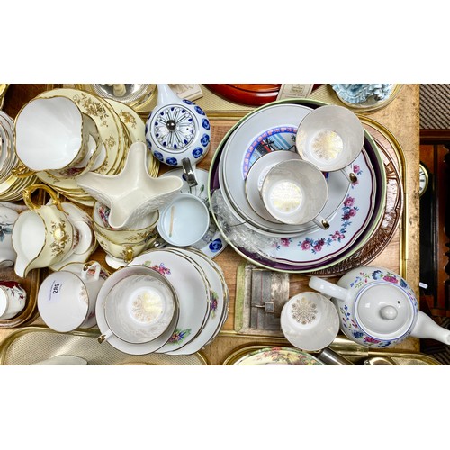 289 - Assorted teaware, plates, etc