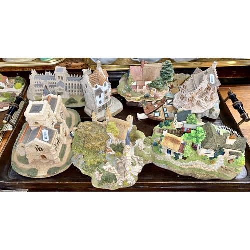 264 - Large collection of Lilliput Lane models to include York Minster and other historic buildings, etc