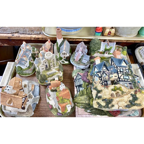 264 - Large collection of Lilliput Lane models to include York Minster and other historic buildings, etc