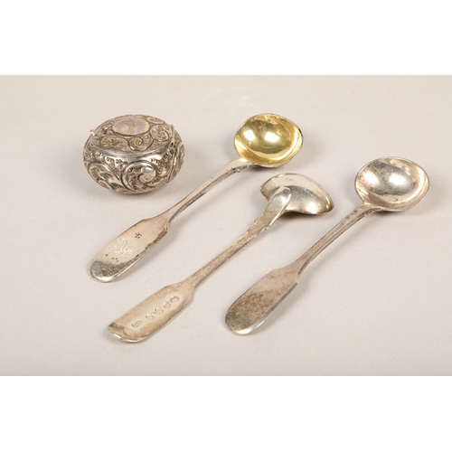 317 - Four small silver ladles & small silver pill box (5)