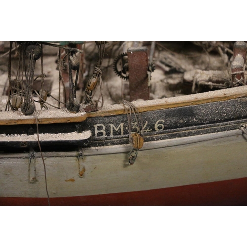 89 - Large scale model pond yacht 'BM346', 110cm tall.