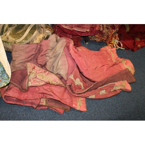 299 - Large quantity of vintage curtains, pelmets, in different fabrics.