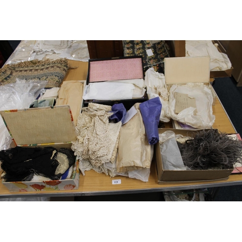 319 - Quantity of linen and lace, some in boxes.