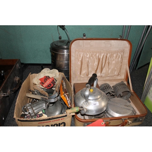 337 - Vintage kitchenalia to include 1.5 gallon stainless steel urn, mincers, aluminium kettle, etc.