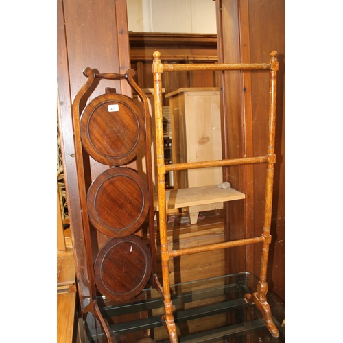 425 - Mahogany folding cakestand and an oak three bar towel rail. (2)