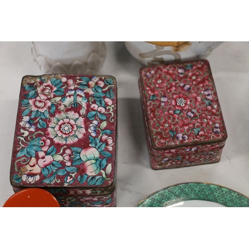 142 - Oriental items to include two cloisonné boxes and covers, a a blue and white ginger jar and cover, a... 