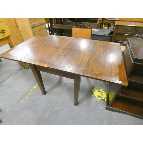 307 - Small oak dinning table.