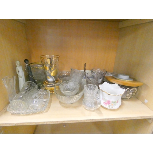 368 - Bay of various glassware to include bowls, jug etc.