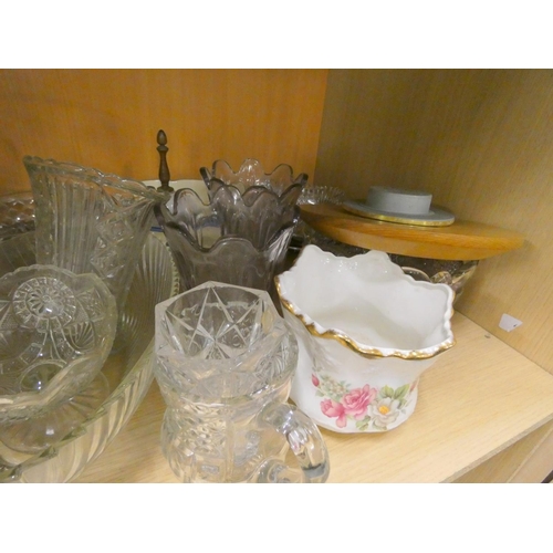 368 - Bay of various glassware to include bowls, jug etc.