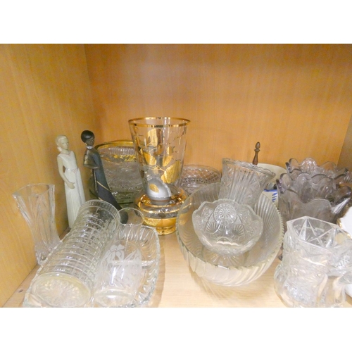 368 - Bay of various glassware to include bowls, jug etc.