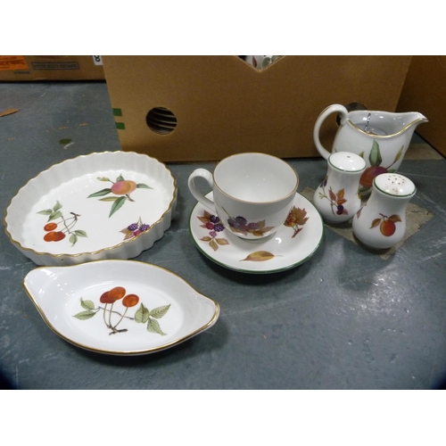 51 - Carton of assorted Royal Worcester 'Evesham' table wares.