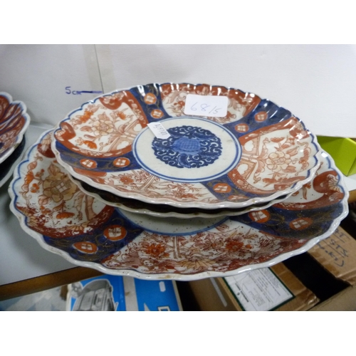 68 - Four Meiji period Japanese Imari dishes and a Japanese blue and white dish with frilly rim.  (5... 