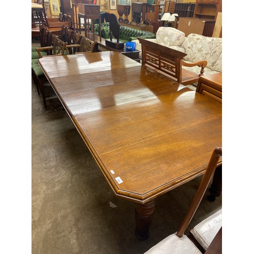 549 - Oak telescope dining table with two leaves , approx. 240cm x 150cm