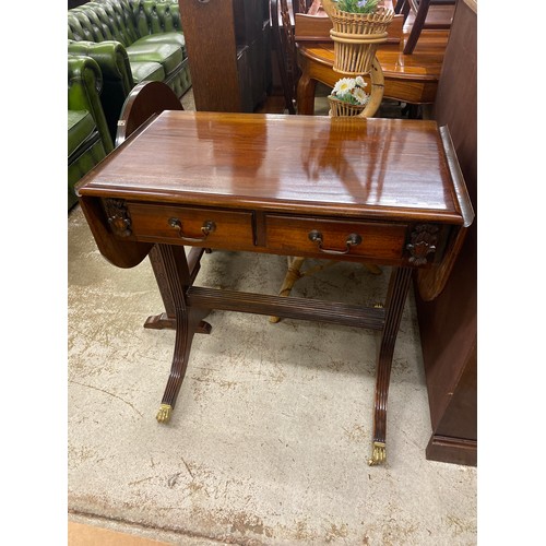 556 - Mahogany drop leaf sofa table with regency style legs with brass lion paw feet 81 x 47 x 84 cm