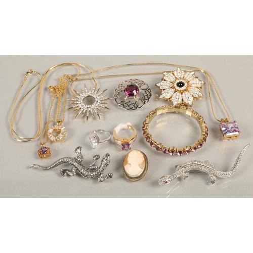 70 - Costume jewellery to include rings, brooches, etc