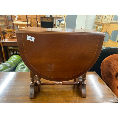 588 - Drop leaf occasional table, 47 cm high