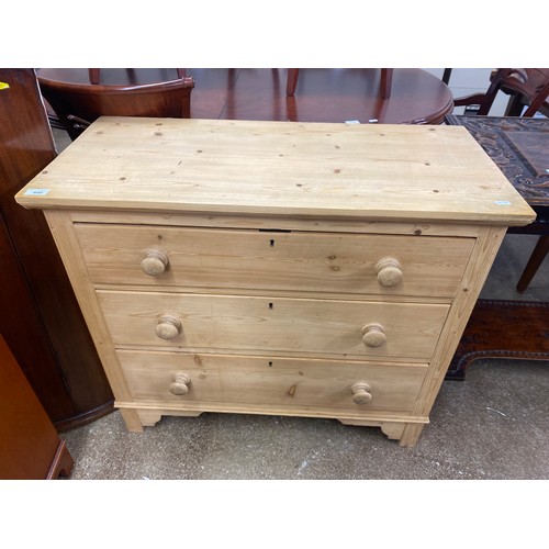 600 - Pine three drawer chest, 42 x 92 x 82 cm