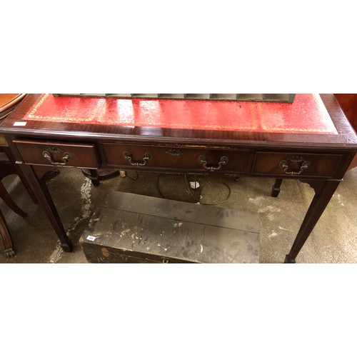 643 - Embossed red leather topped desk with fitted drawers 120 x 61 x 75 cm