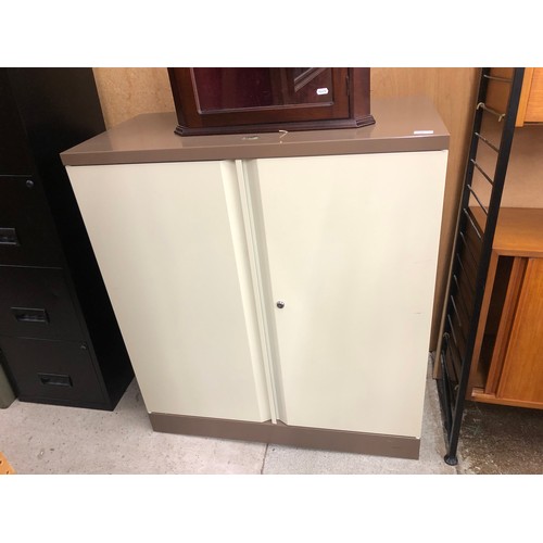 646 - lockable metal cupboard 92 x 46 x 103 cm